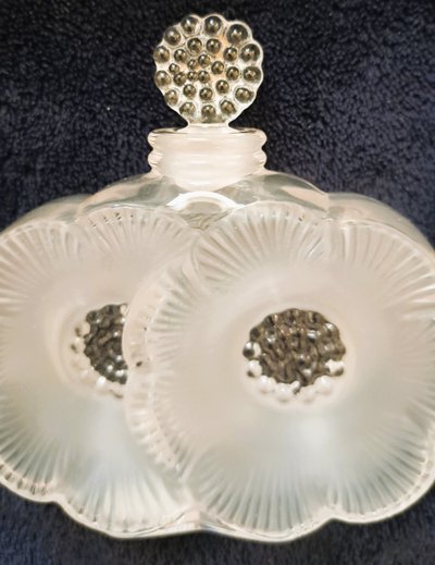 Cofanetto da donna con flacone di profumo Lalique, modello a due fiori
