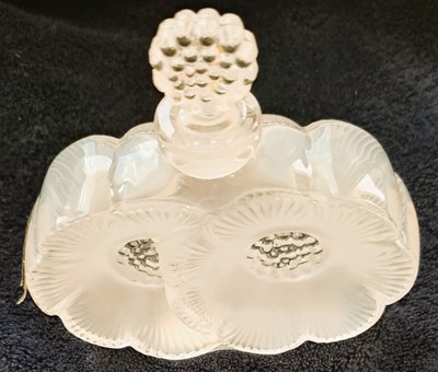 Cofanetto da donna con flacone di profumo Lalique, modello a due fiori
