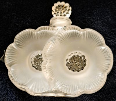 Cofanetto da donna con flacone di profumo Lalique, modello a due fiori