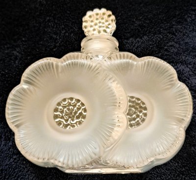 Cofanetto da donna con flacone di profumo Lalique, modello a due fiori