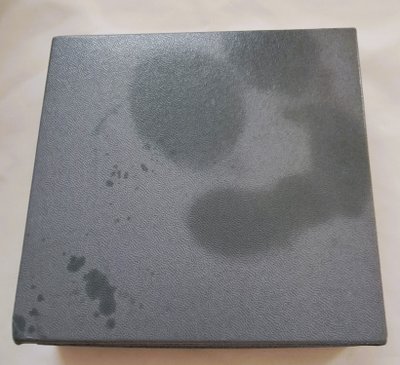 Cofanetto da donna con flacone di profumo Lalique, modello a due fiori