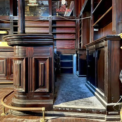 Comptoir De Bar En Angle Et Son Arrière