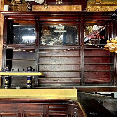 Comptoir De Bar En Angle Et Son Arrière
