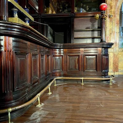 Comptoir De Bar En Angle Et Son Arrière