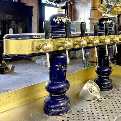 Comptoir De Bar En Angle Et Son Arrière