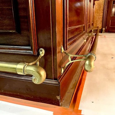 Mobile bar in mogano massello con finiture in ottone e marmo