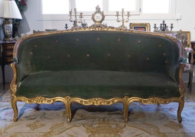 Une Suite De Salon En Bois Sculpté Et Doré, Fin XIXème Siècle 