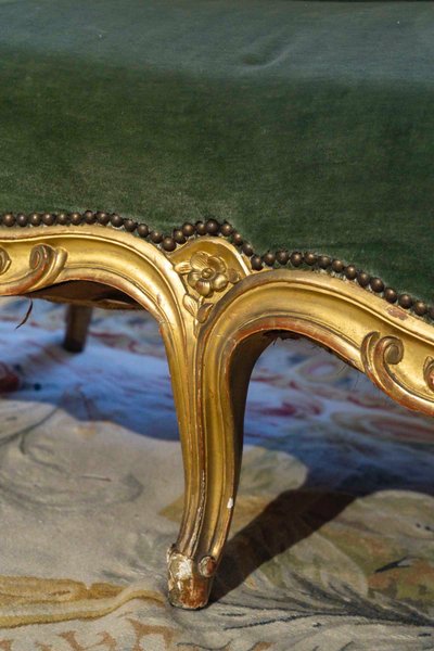 Une Suite De Salon En Bois Sculpté Et Doré, Fin XIXème Siècle 