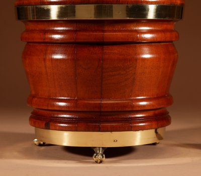 A very decorative Dutch planter/planter in mahogany/walnut.