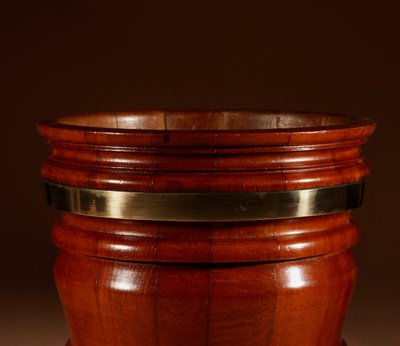 A very decorative Dutch planter/planter in mahogany/walnut.