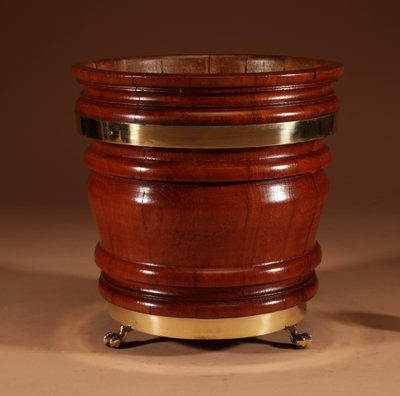A very decorative Dutch planter/planter in mahogany/walnut.