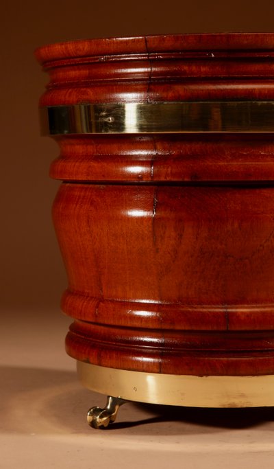 A very decorative Dutch planter/planter in mahogany/walnut.