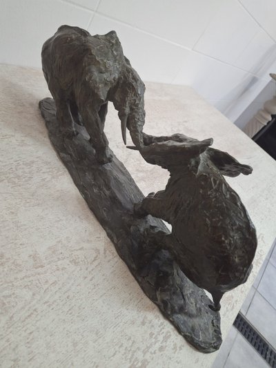 Giocatori di elefanti di bronzo