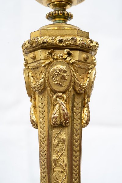 Paire de bougeoirs anciens en bronze doré. France XIXe siècle