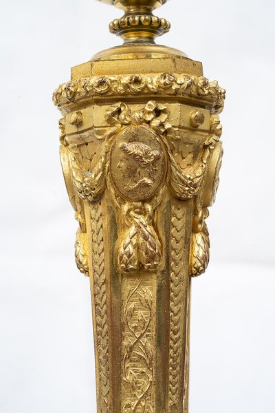 Paire de bougeoirs anciens en bronze doré. France XIXe siècle