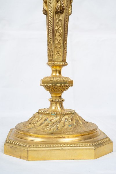 Paire de bougeoirs anciens en bronze doré. France XIXe siècle