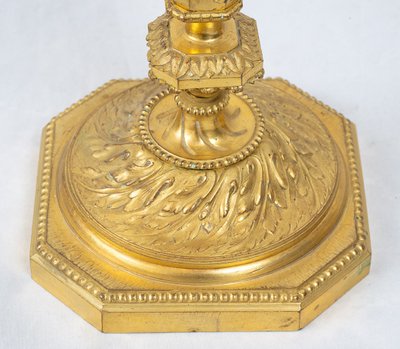 Paire de bougeoirs anciens en bronze doré. France XIXe siècle