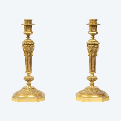 Paire de bougeoirs anciens en bronze doré. France XIXe siècle