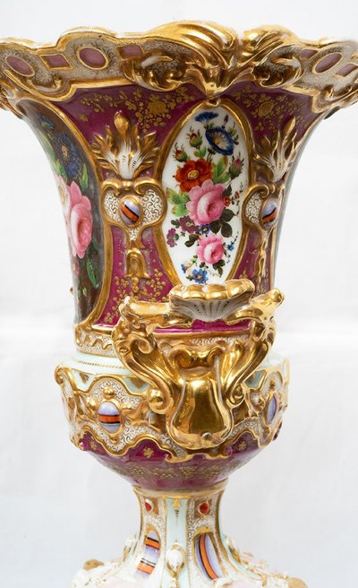 Paire de vases anciens en porcelaine, XIXe siècle, France