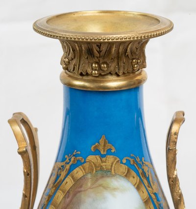 Paire de vases anciens en porcelaine de Sèvres, XIXe siècle.