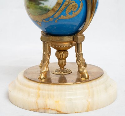Paire de vases anciens en porcelaine de Sèvres, XIXe siècle.