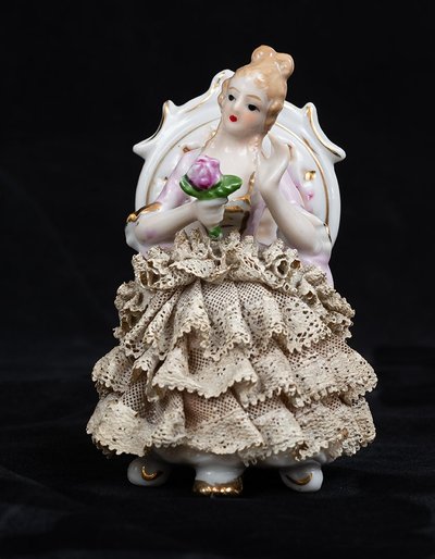 Paire de sculptures en porcelaine polychrome, France, début du XXe siècle.