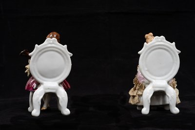 Paire de sculptures en porcelaine polychrome, France, début du XXe siècle.