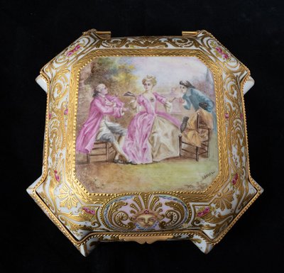 Coffret à bijoux ancien en porcelaine, XIXe siècle.