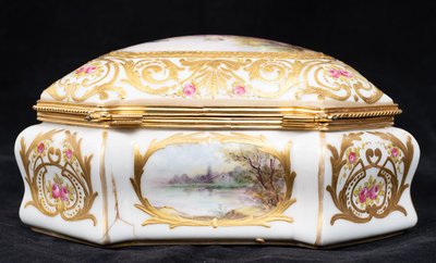 Coffret à bijoux ancien en porcelaine, XIXe siècle.
