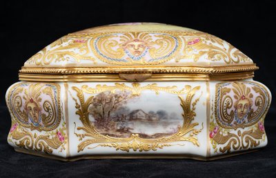 Coffret à bijoux ancien en porcelaine, XIXe siècle.