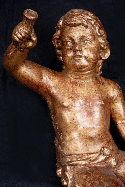 Paire d'angelots anciens mono-tronc en bois doré. Florence, fin du XVIIe siècle.