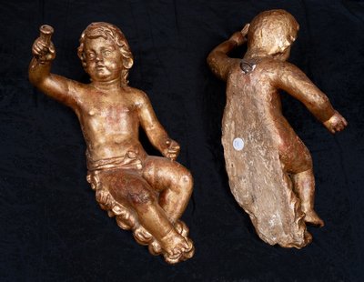 Paire d'angelots anciens mono-tronc en bois doré. Florence, fin du XVIIe siècle.