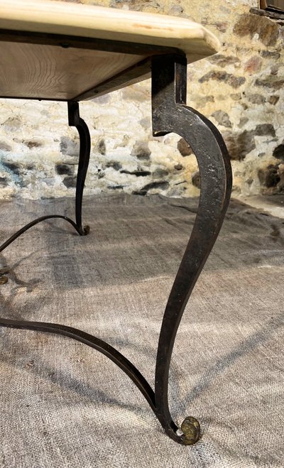 Tavolino in ferro battuto con piano in rovere grezzo