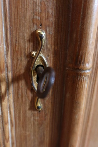 Armoire en pitchpin style bambou