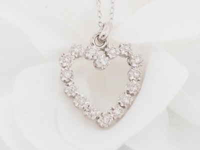 Ciondolo a forma di cuore in oro bianco e diamanti