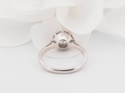 Bague solitaire en or blanc et diamant
