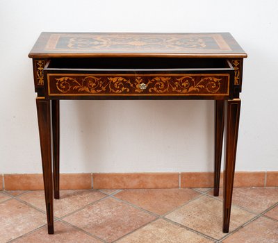 Bureau Louis XVI en bois exotiques Lombardie XVIIIe siècle.