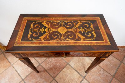 Bureau Louis XVI en bois exotiques Lombardie XVIIIe siècle.