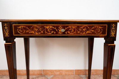 Bureau Louis XVI en bois exotiques Lombardie XVIIIe siècle.