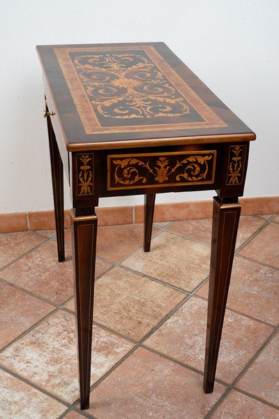 Bureau Louis XVI en bois exotiques Lombardie XVIIIe siècle.