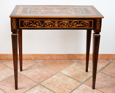 Bureau Louis XVI en bois exotiques Lombardie XVIIIe siècle.