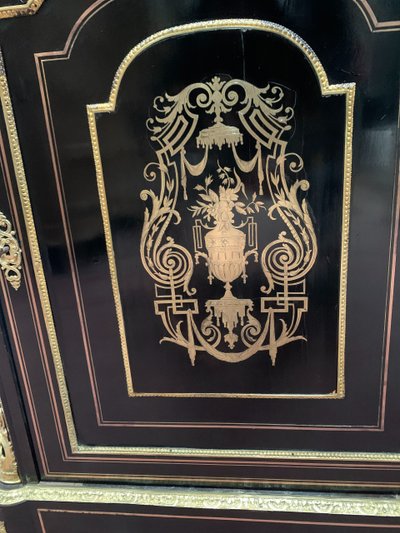 Credenza intarsiata in legno e ottone in stile Napoleone III, XIX secolo