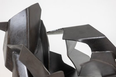 Ich bin Campa. Skulptur aus geschnittenem, patiniertem Eisen. 1980er Jahre.