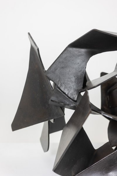 Ich bin Campa. Skulptur aus geschnittenem, patiniertem Eisen. 1980er Jahre.