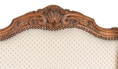 Fauteuil bergère à oreilles de style Louis XV en bois richement sculpté