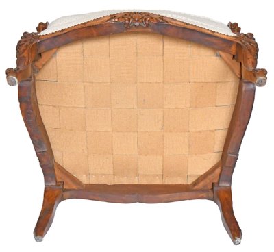 Fauteuil bergère à oreilles de style Louis XV en bois richement sculpté