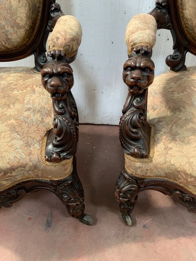 Paire de fauteuils a médaillons en bois sculpté XIX siècle