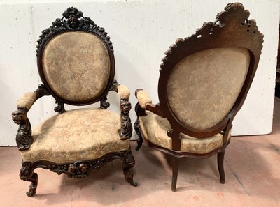 Paire de fauteuils a médaillons en bois sculpté XIX siècle