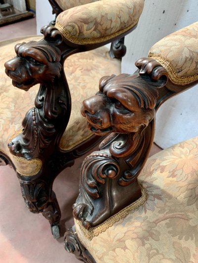 Paire de fauteuils a médaillons en bois sculpté XIX siècle