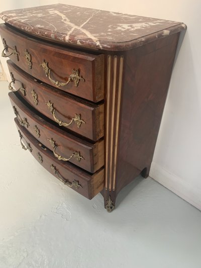 Commode de style en palissandre et acajou XX siècle